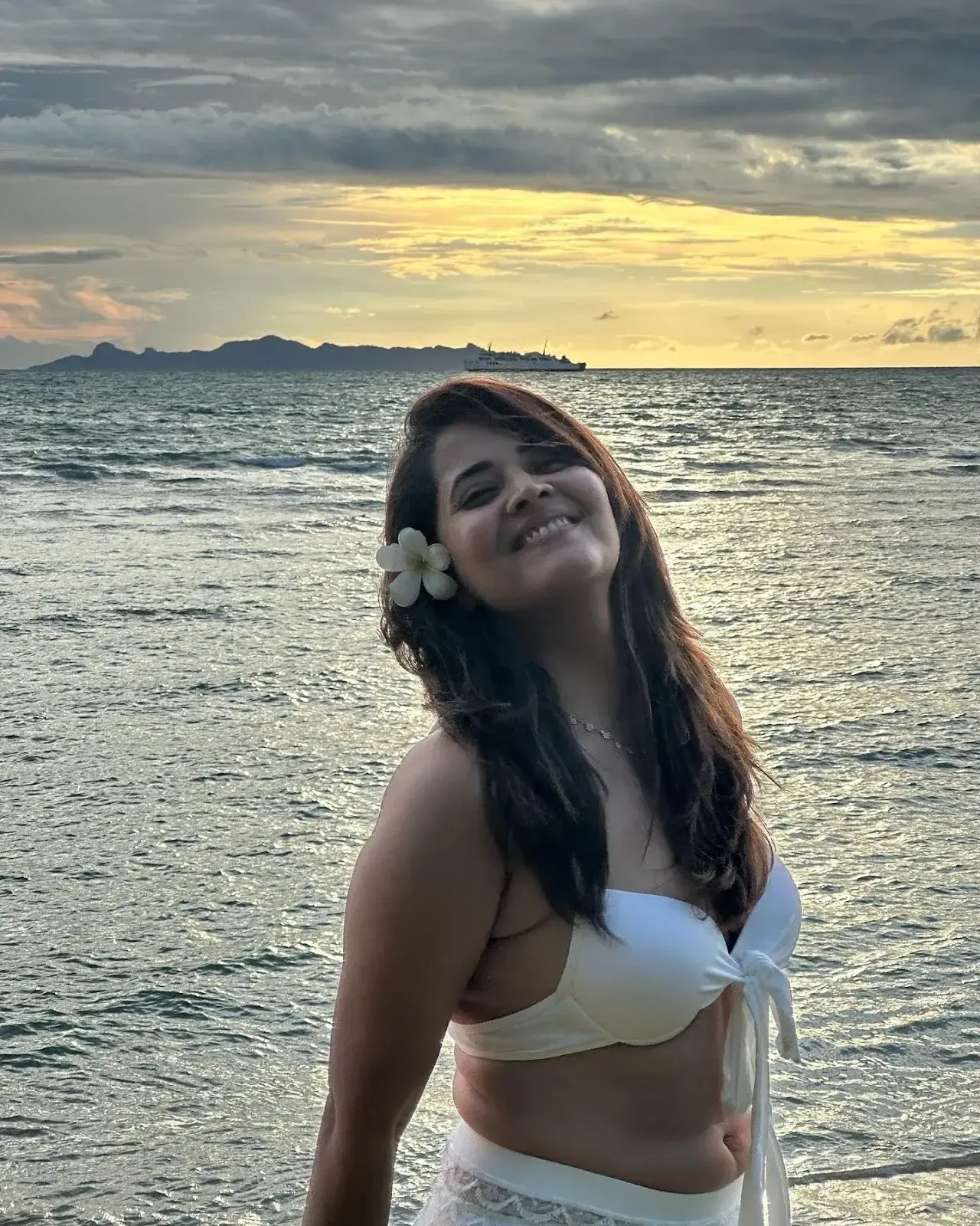 INDIAN TV ACTRESS ANASUYA BHARADWAJ IMAGES IN WHITE BIKINI 7